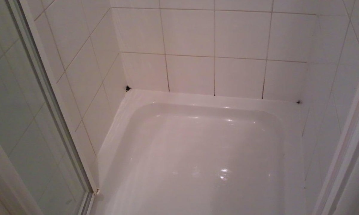 Schimmel in den Ecken des Mini- Bads Hotel Euro Lodge Clapham