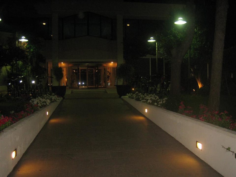 Hoteleingang bei Nacht Hipotels Bahia Grande