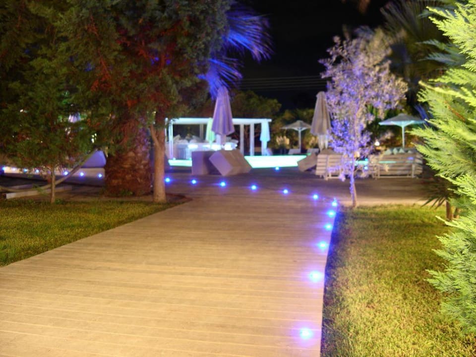 Poolanlage am Abend Ekies All Senses Resort, a Member of Design Hotels