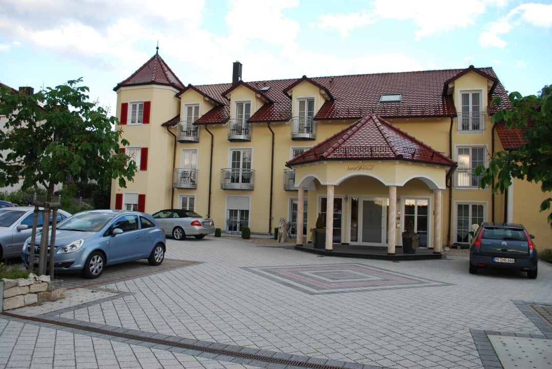 Blick von der Strasse Landhotel Zur Jurahöhe / Juraschlössl
