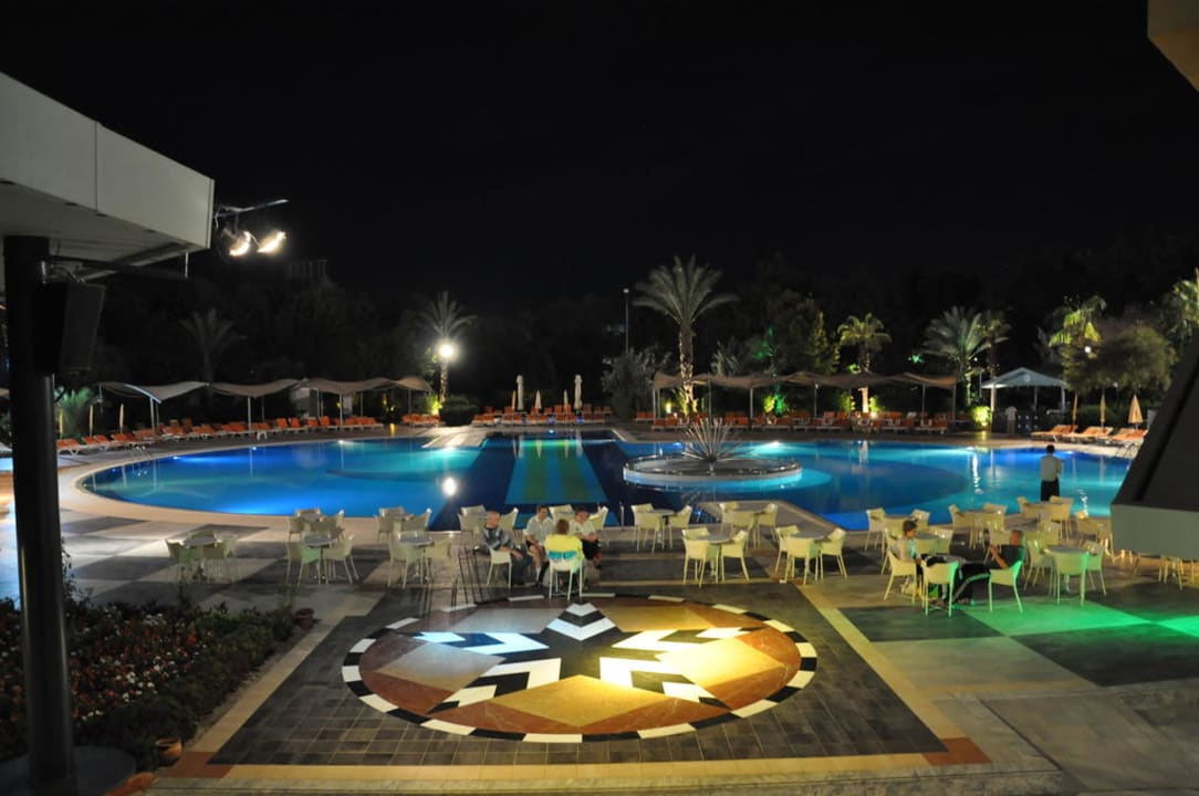 Pool bei Nacht Le Jardin Resort
