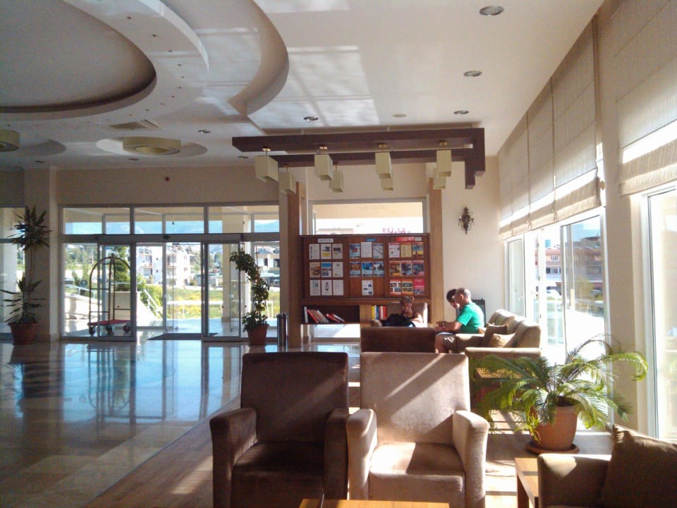 Tafel der Reiseanbieter &  Eingang  Solivia Hotel