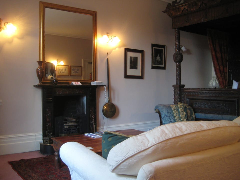 Kamin, Sitzecke, Baldachinbett Rudloe Hall Hotel