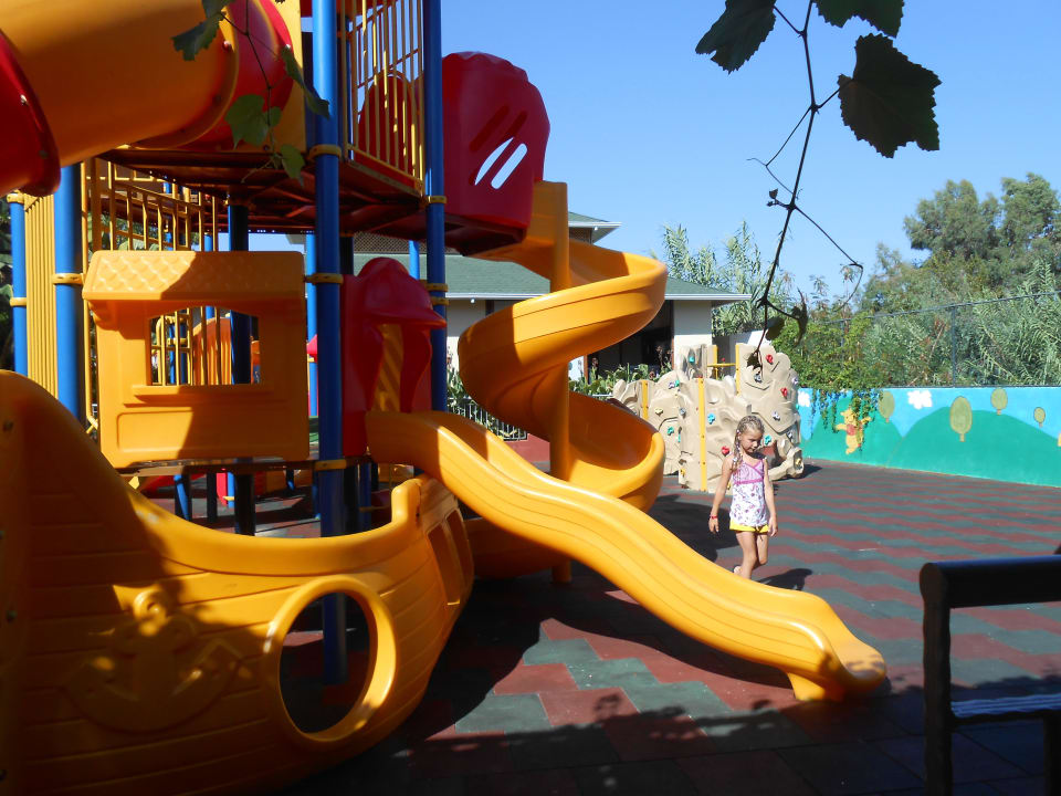 Großer Spielplatz eingezaunt Saphir Hotel & Villas