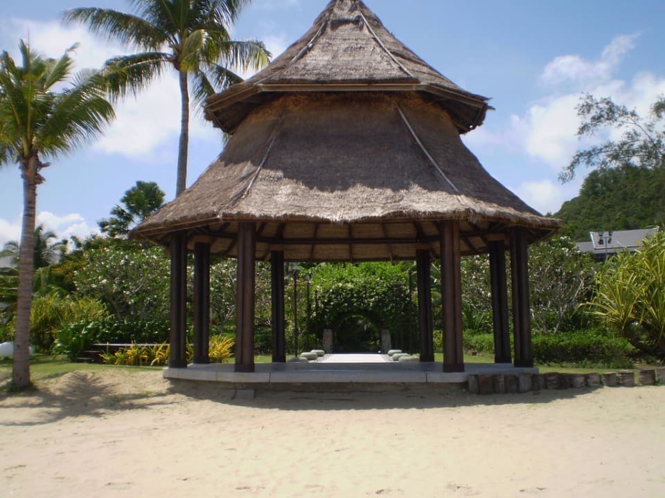 Blick vom Strand Richtung Gartenanlage Shangri-La's Rasa Ria Resort & Spa