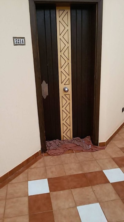 Regenwasser vor den Zimmern Hotel Riu Touareg