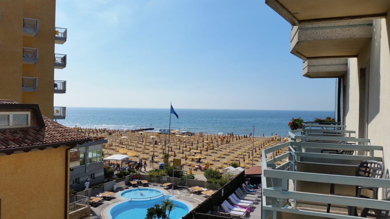 2ter Stock Aussicht Balkon Hotel Adlon