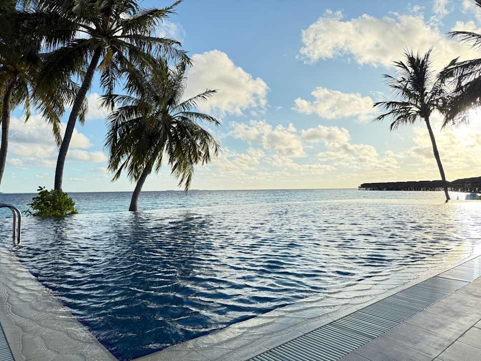 Pool Vilamendhoo Island Resort & Spa