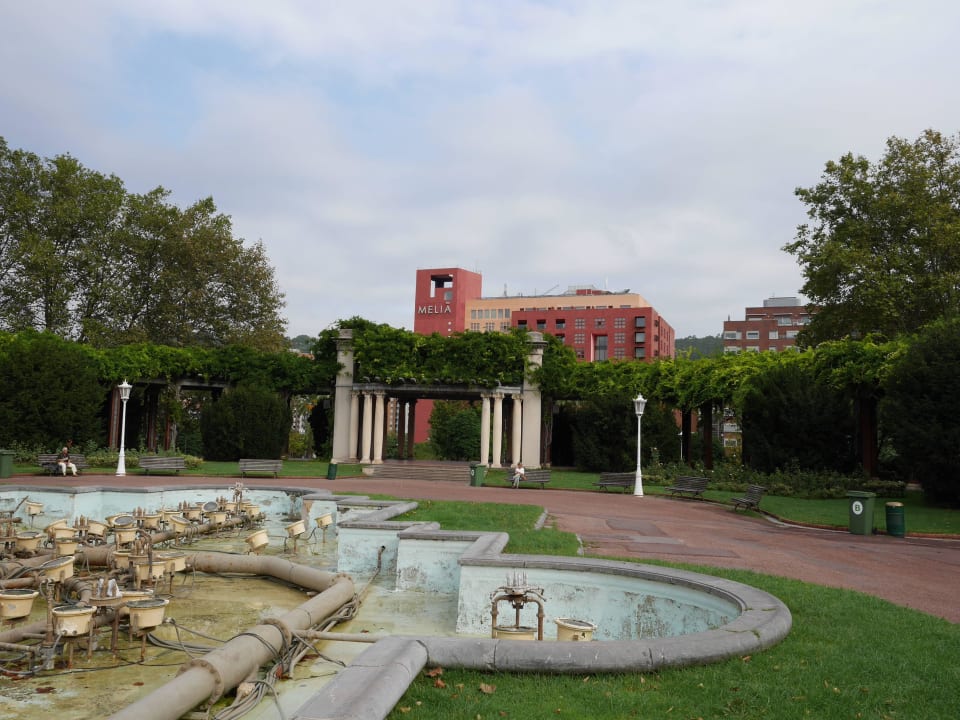 Blick vom Park auf das Hotel Hotel Melia Bilbao