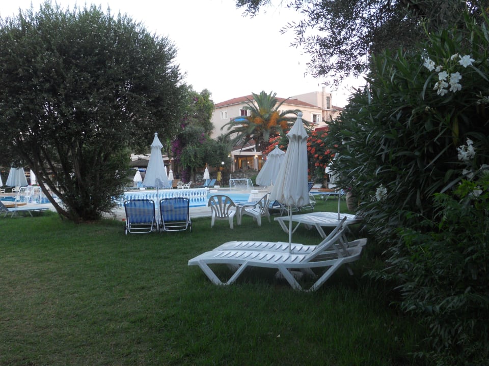 Viel Platz, Liegen und Schirme reichl.  vorhanden Sentido Apollo Palace