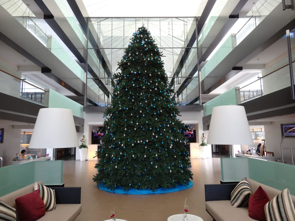 Weihnachtsbaum im Eingangsbereich DoubleTree by Hilton Phuket Banthai Resort