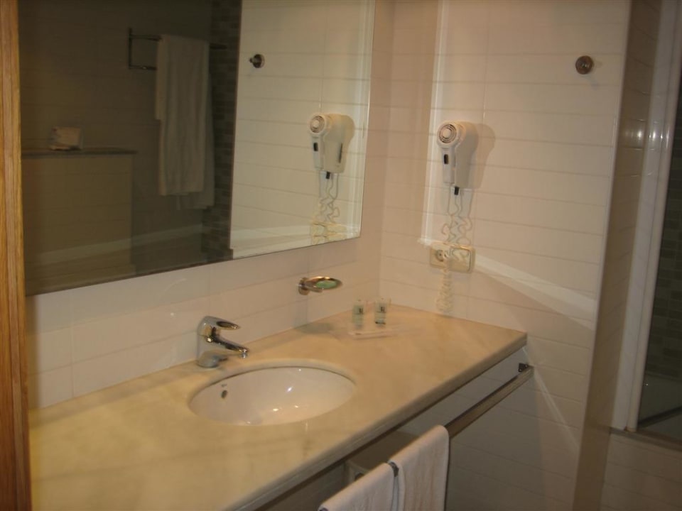 Sehr geräumiges Bad Hipotels Bahia Grande