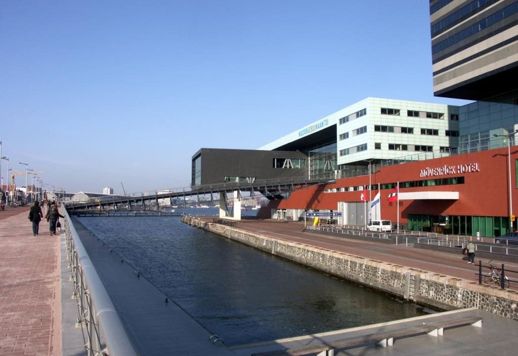 Vor dem Hotel Mövenpick Hotel Amsterdam City Centre