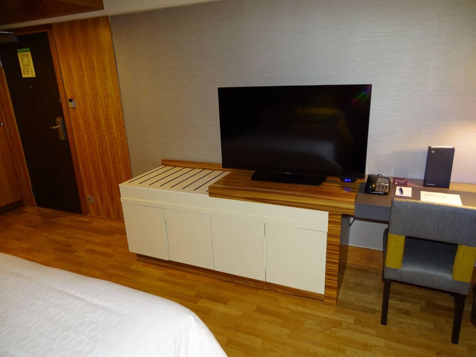 Schreibtisch mit Fernseher (Zimmer 517) Hotel Sheraton Stockholm