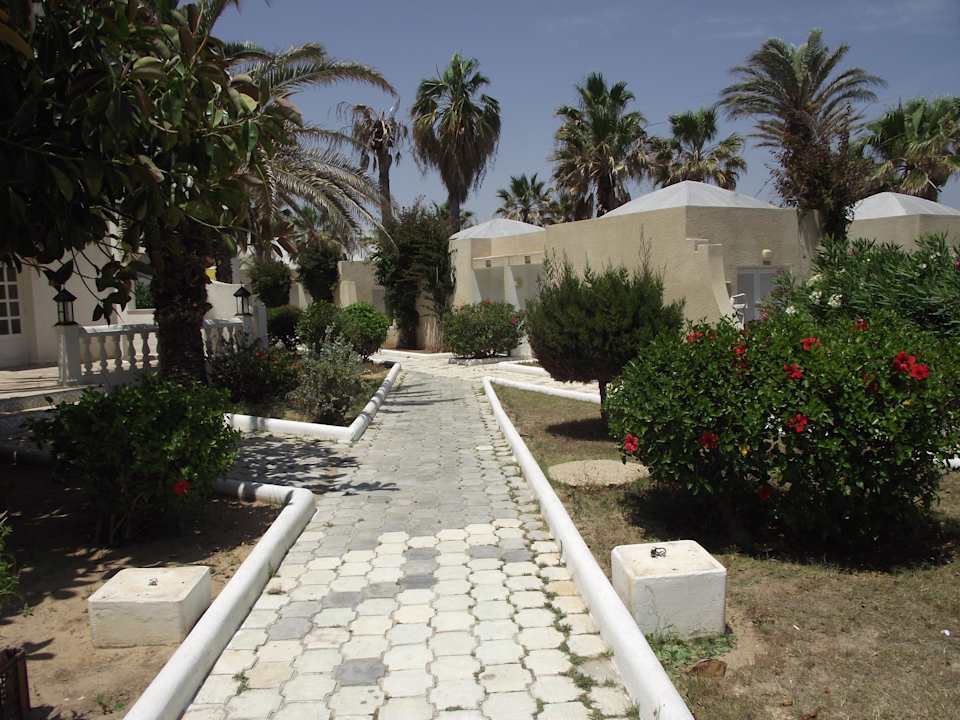 Weg zu den Bungalows Alassio Hotel and Thalasso