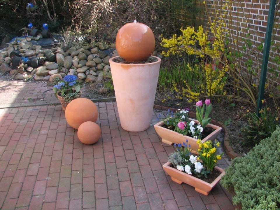 kleines Wasserspiel Hotel Die Krabbe von Greetsiel