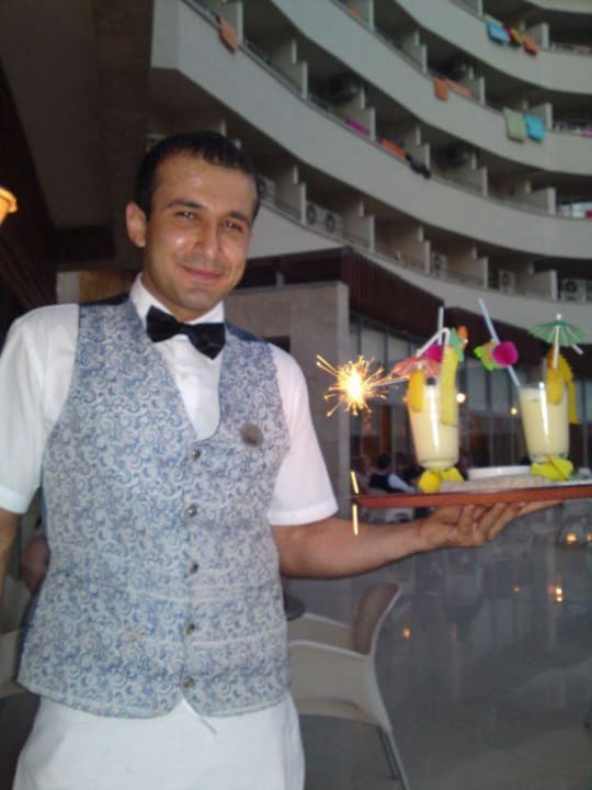 Bester Kellner bringt Geburtstagscocktails Alaiye Resort & Spa
