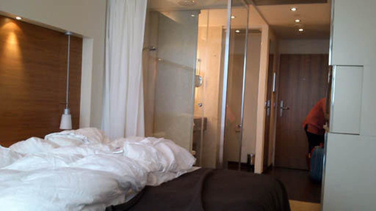 Zimmer mit Glas-Bad Occidental Dresden Newa