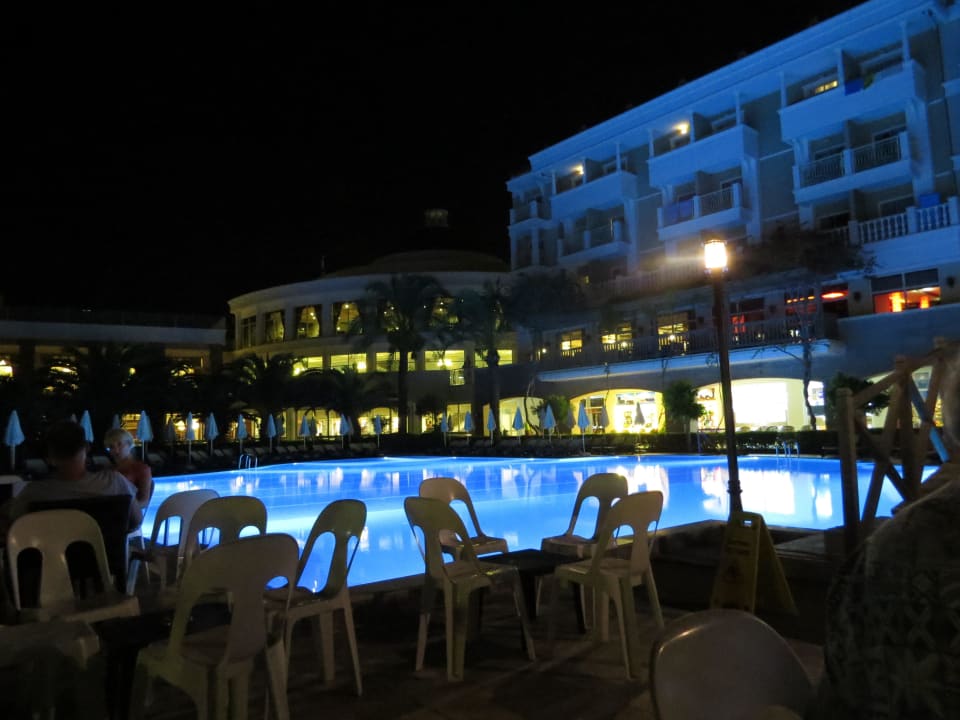 Großer Pool am Abend Trendy Aspendos Beach Hotel