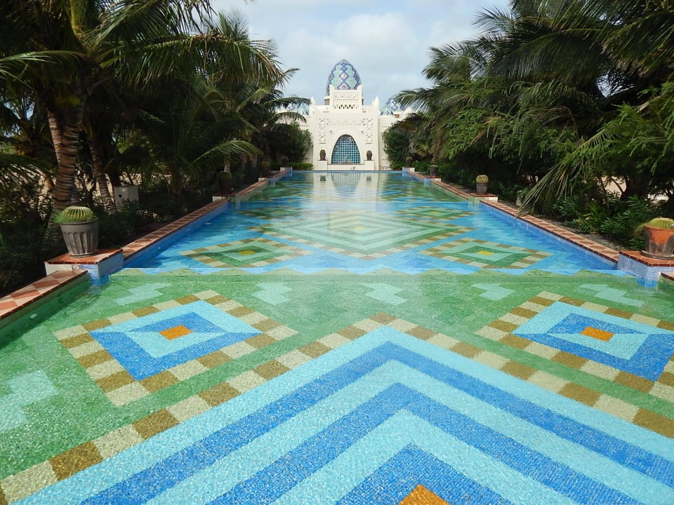 Wasserbecken in der Anlage Hotel Riu Karamboa