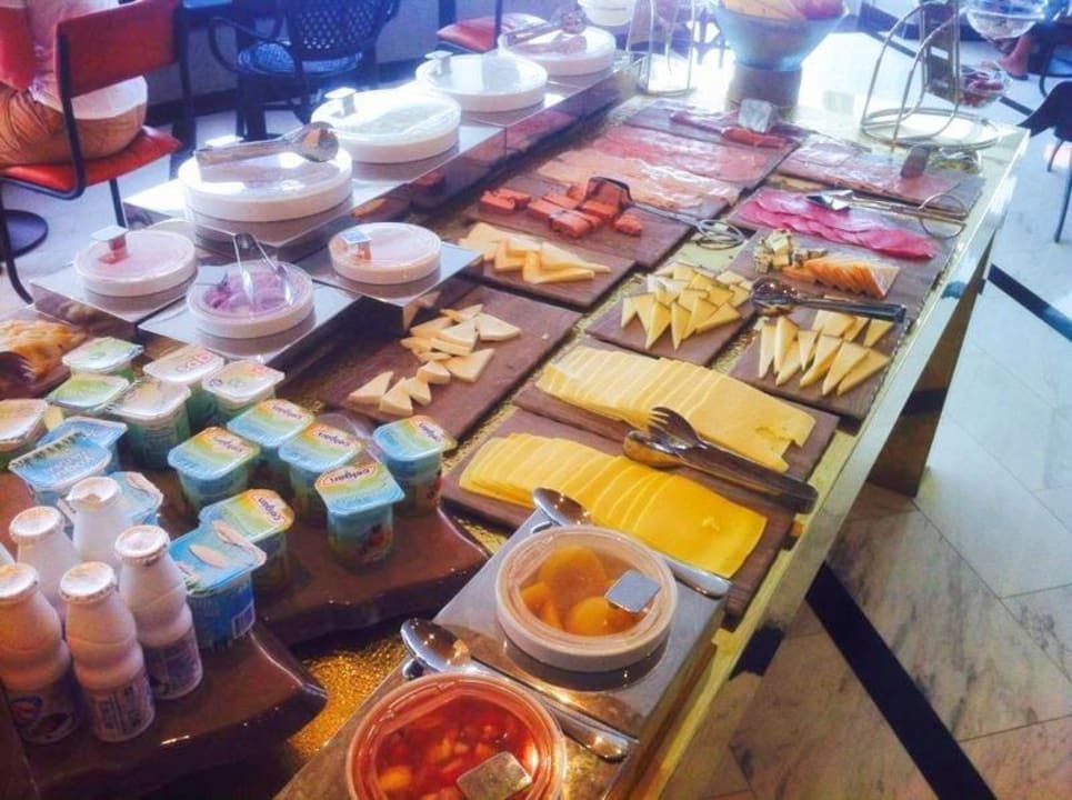 Buffet desayuno - Embutidos y verduras Hotel Gold by Marina