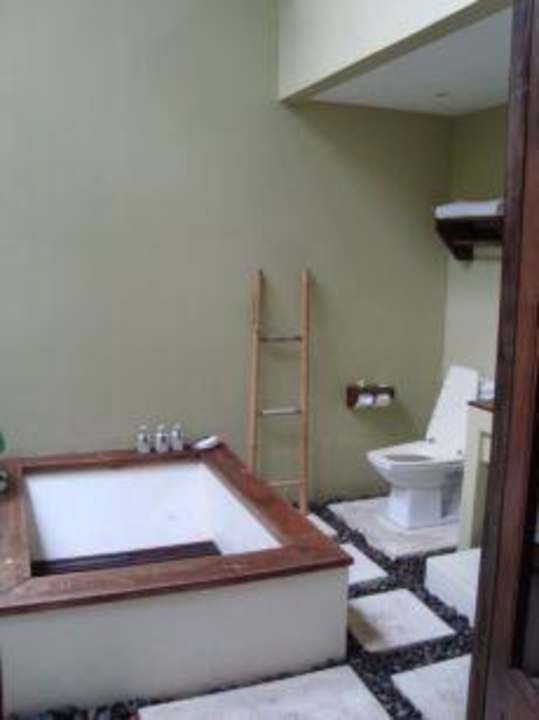 Badezimmer - Badewanne & Toilette Le Paradis Boutique Resort & Spa