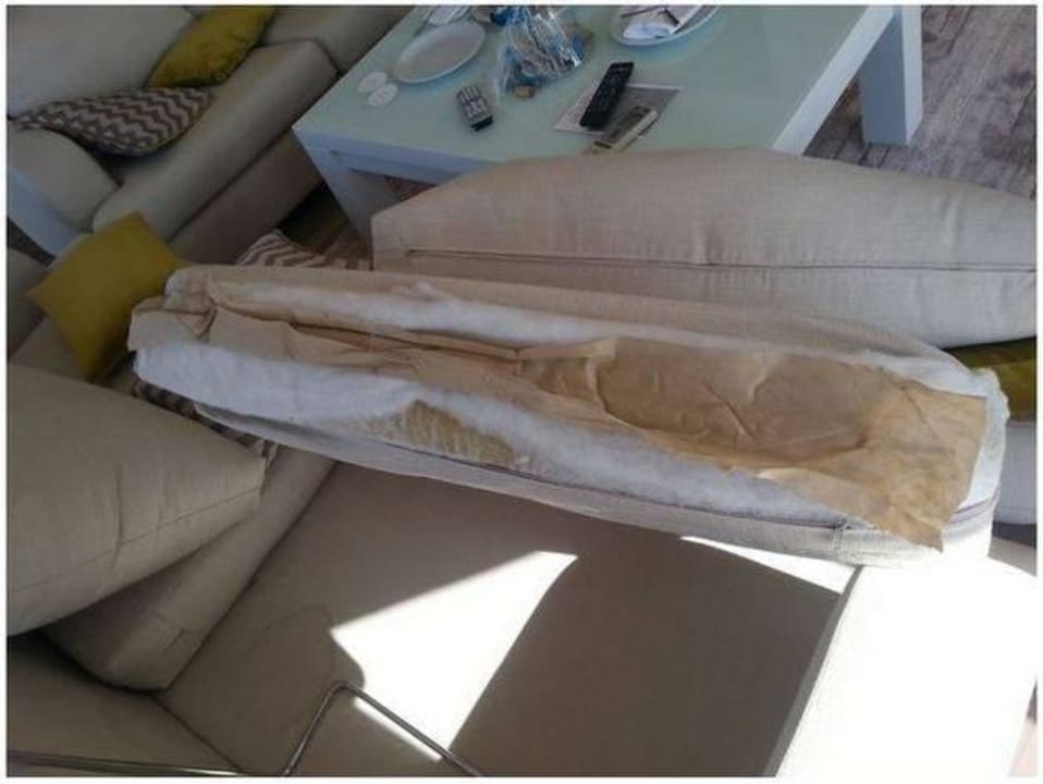 Kingsuite 1516 zerfetztes Kissen, verkeimtes Sofa Voyage Belek Golf & Spa