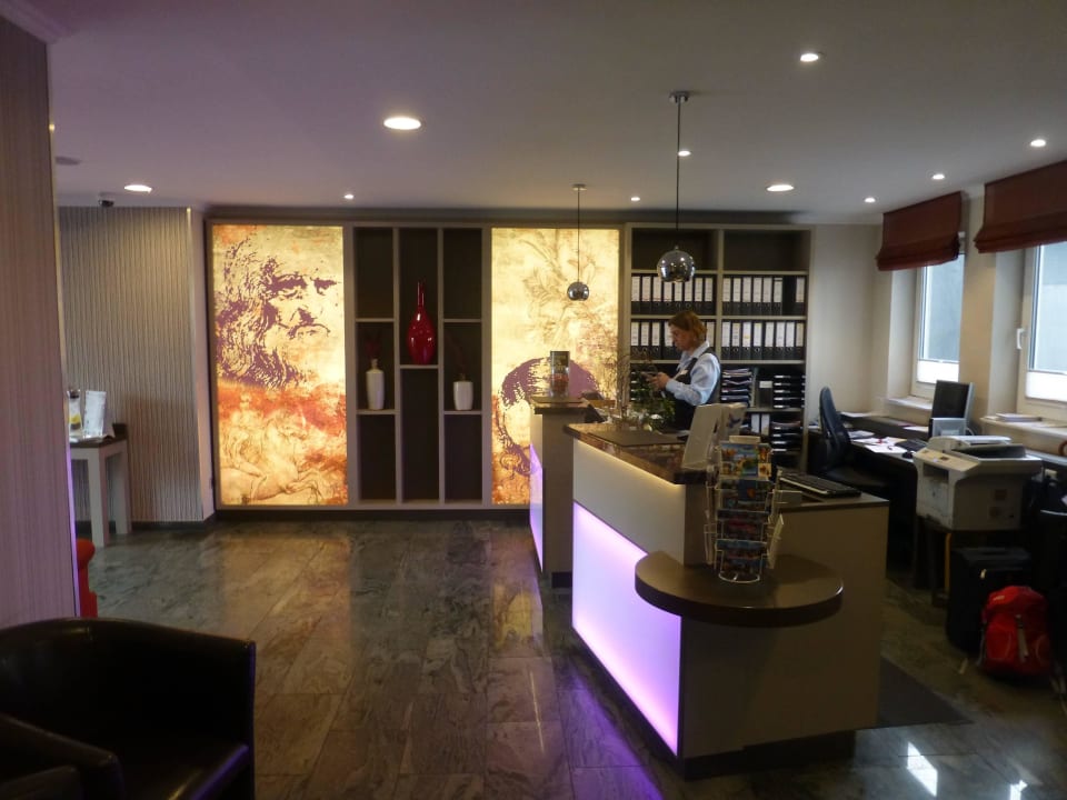 Einladende Reception Leonardo Hotel Nürnberg