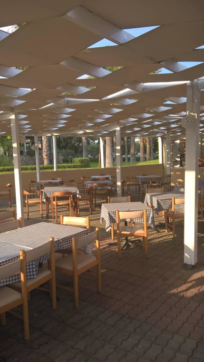 Restaurant an der Poolanlage Doreta Beach Resort & Spa