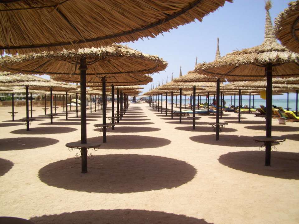 Parasole na plaży Jaz Mirabel Park & Club