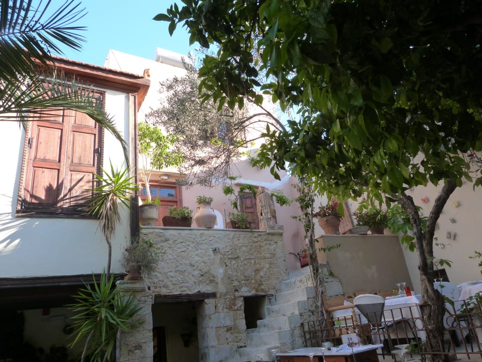 Courtyard tables Avli Lounge Apartments