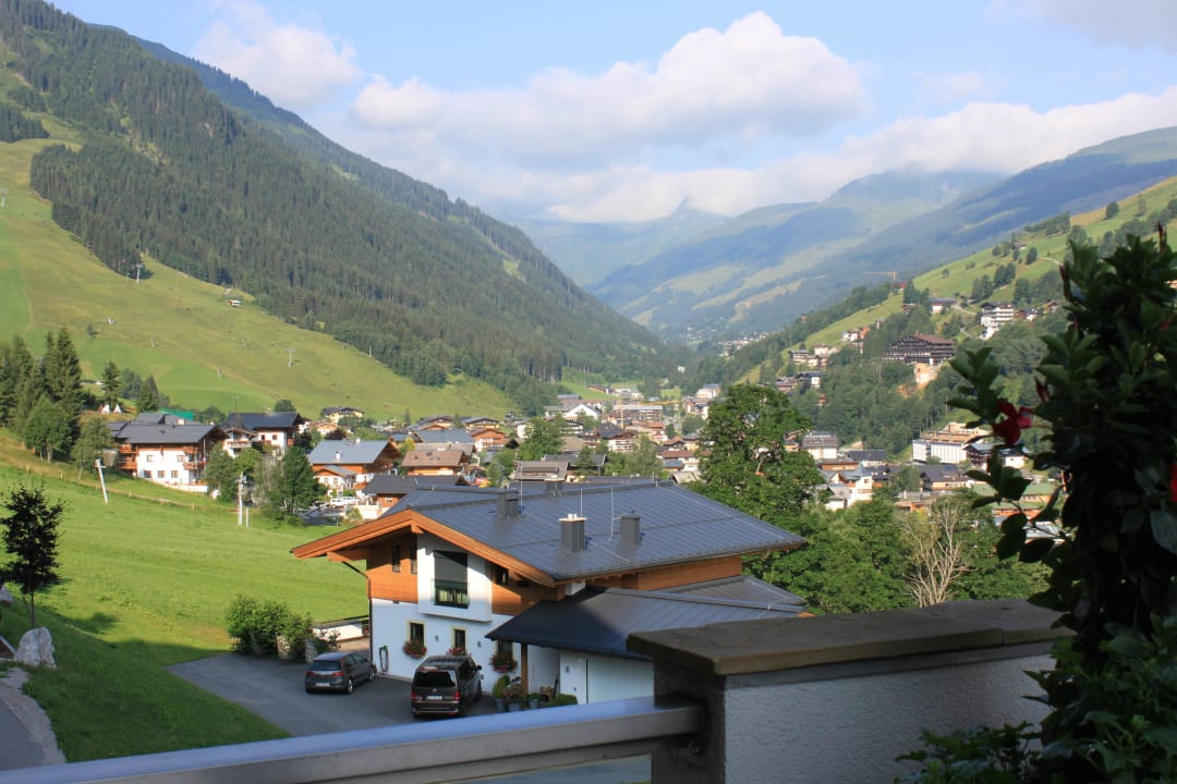 Bilck von der Terrasse ins Tal Familienresort Ellmauhof – das echte All Inclusive