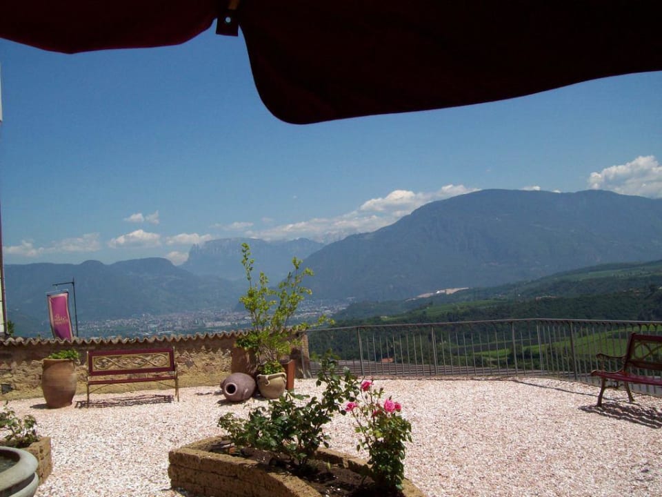 Ausblick auf Bozen Schloss Hotel Korb