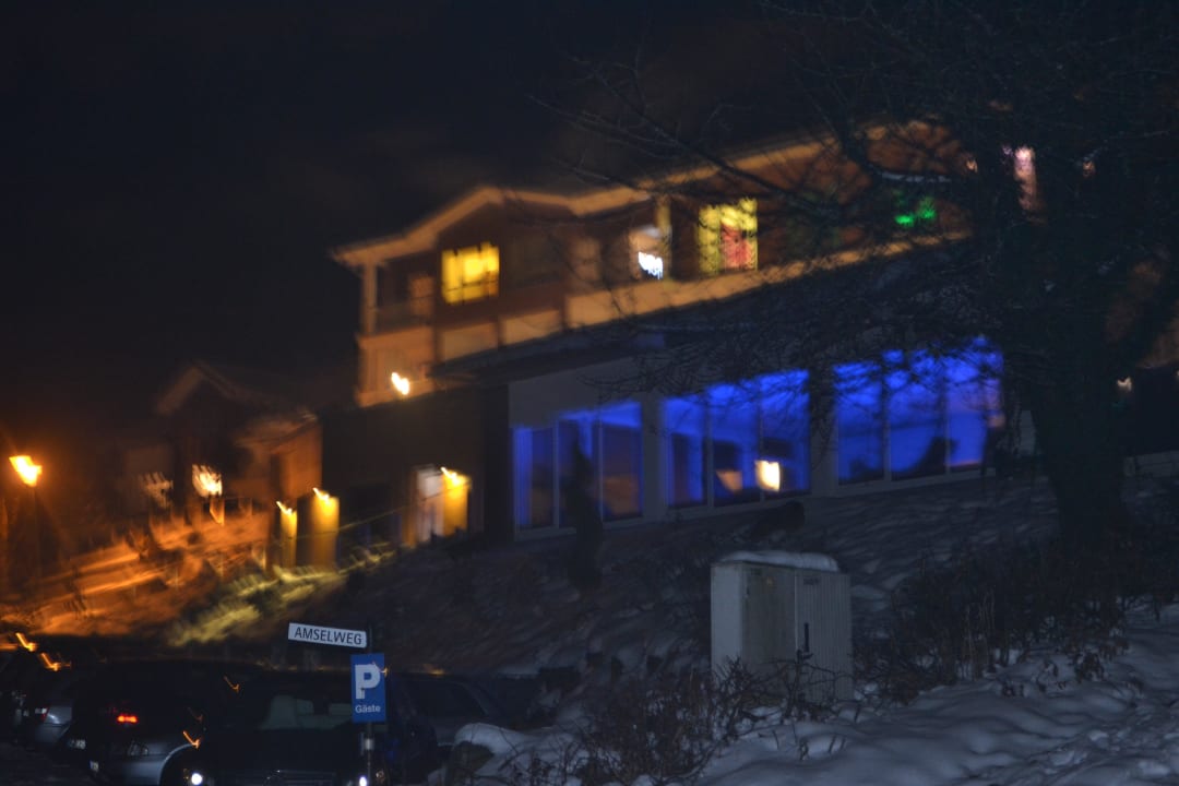 Bei Nacht beleuchteter Poolbereich Thula Wellnesshotel Bayerischer Wald
