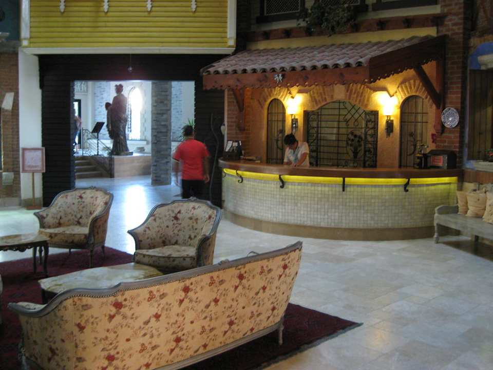 Lobby Hotel Thalia Unique