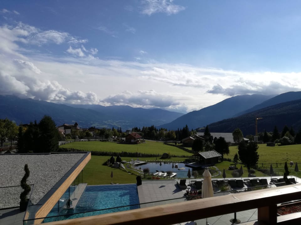 Ausblick vom Balkon eines Zimmers SONNENBERG | Panorama Dolomites Wellbeing