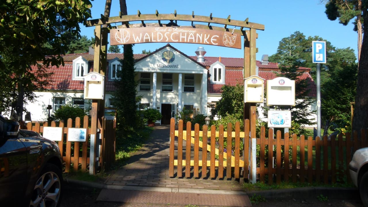 Eingang mit Parkplatz Hotel & Restaurant Waldschänke