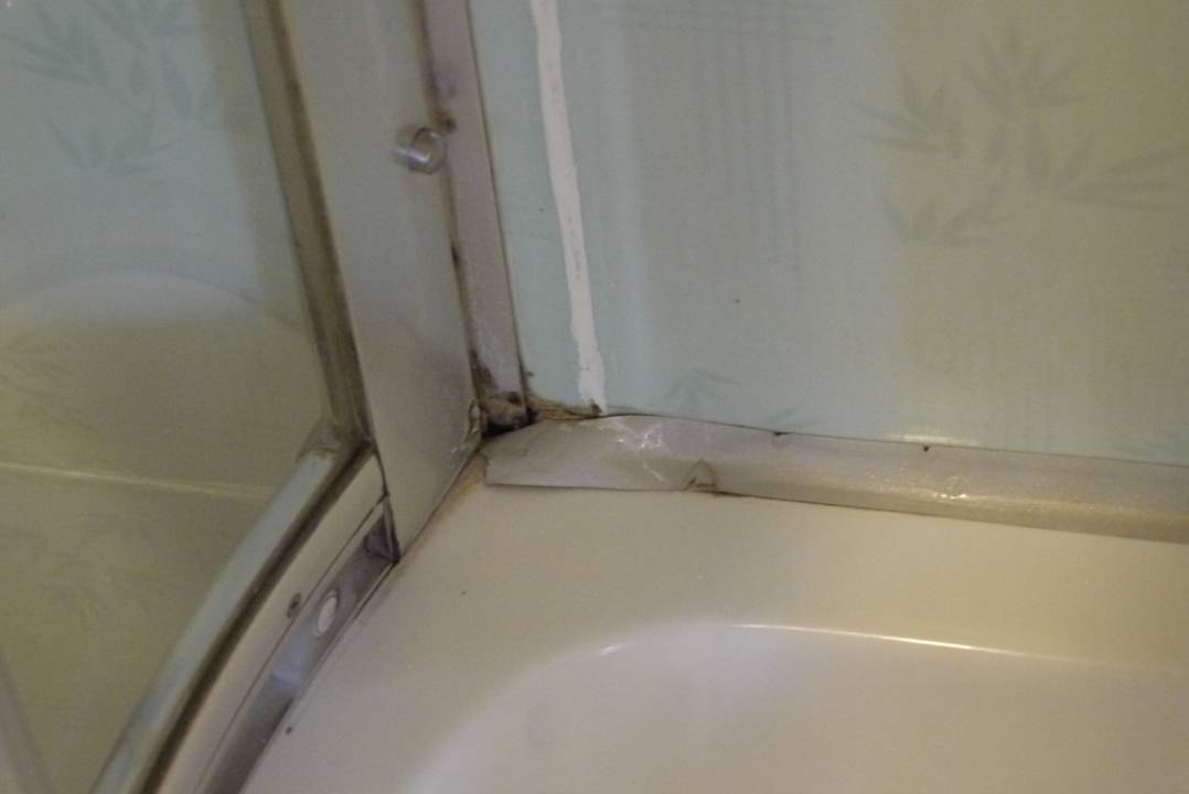 Dirt in shower cabin in room 602 Hotel Thaison Palace