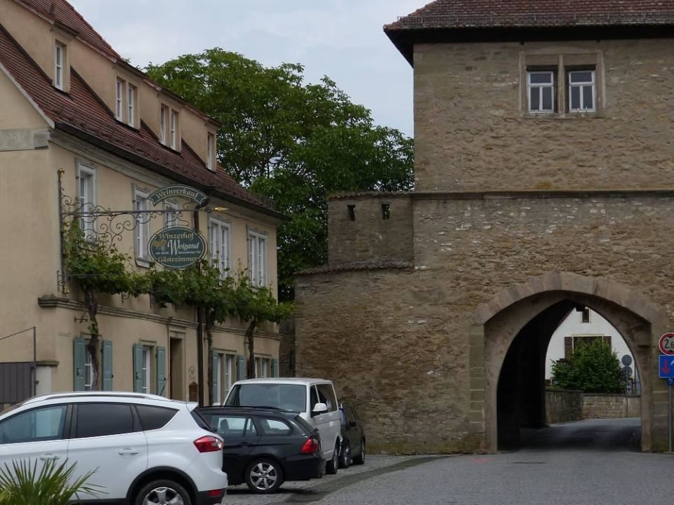 Außenansicht von der Straße neben altem Tor Gästehaus Weingut Weigand