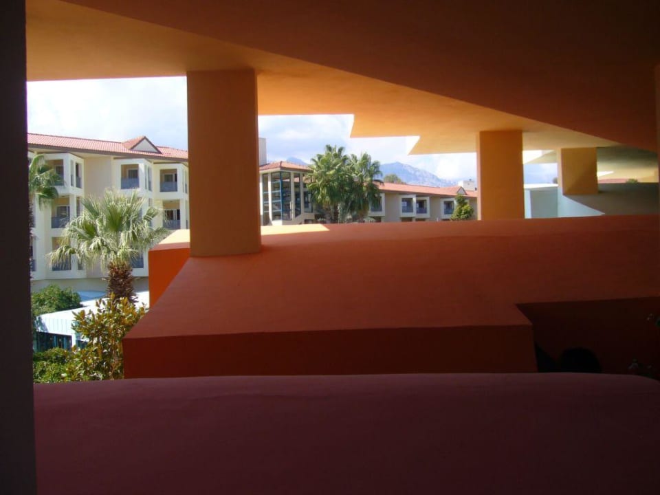 Der verwinkelte Weg zum Flora-Hauptrestaurant. Le Jardin Resort