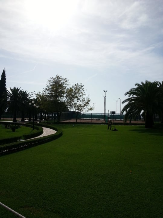 Außenbereich sehr gepflegt, wurde tgl. gemäht ;- Iberostar Waves Bellevue