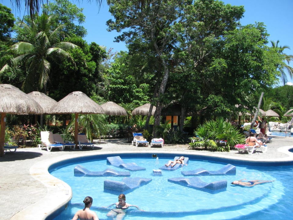 Liegen im Pool Hotel Riu Tequila
