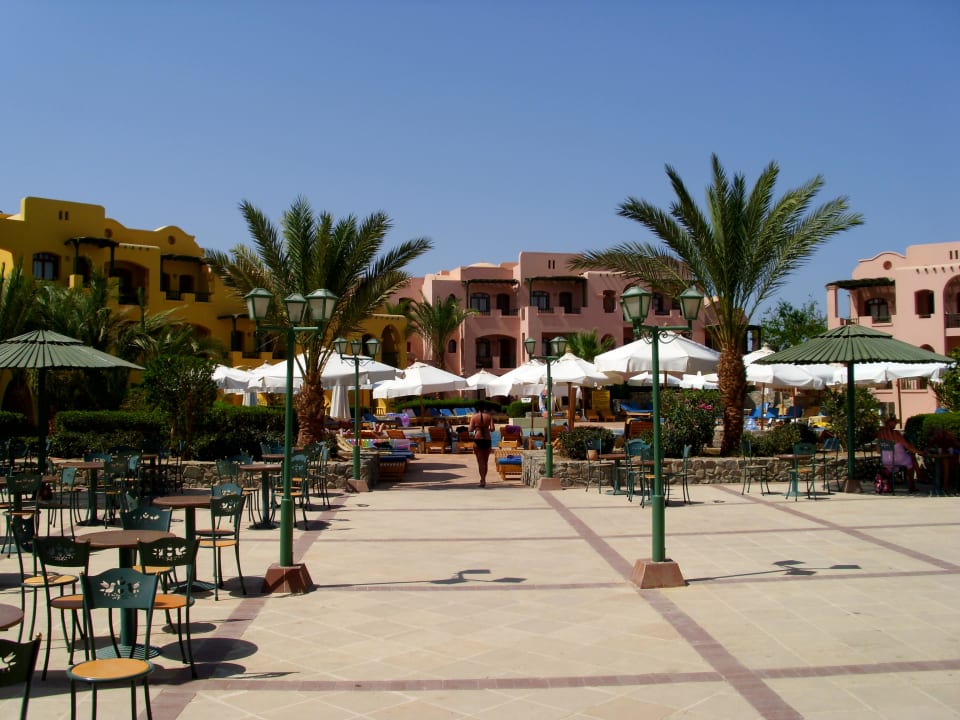 Gang zum Pool Three Corners Rihana Resort Deluxe