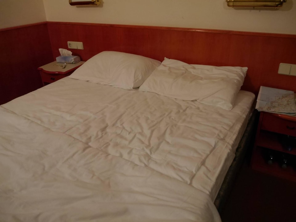 Bett, Laken wird nicht gerade gezogen Maistra Select Astarea Hotel