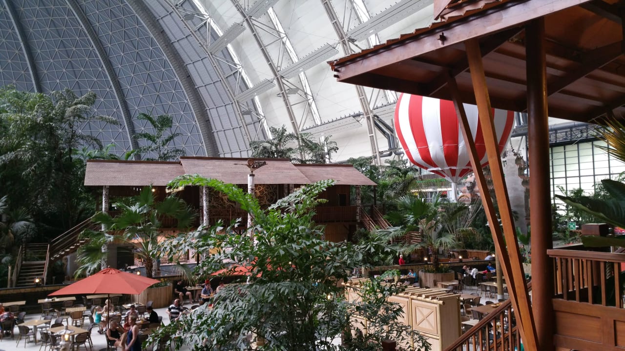 Blick auf Borneo Eiscafe (u) u die Lagoon Bar (o) Tropical Islands Resort