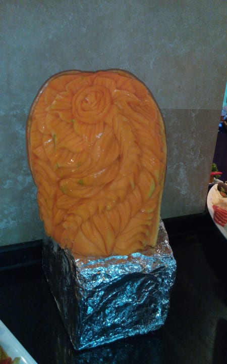 Aus Gemüse geschnitzte Figur Saphir Resort & Spa