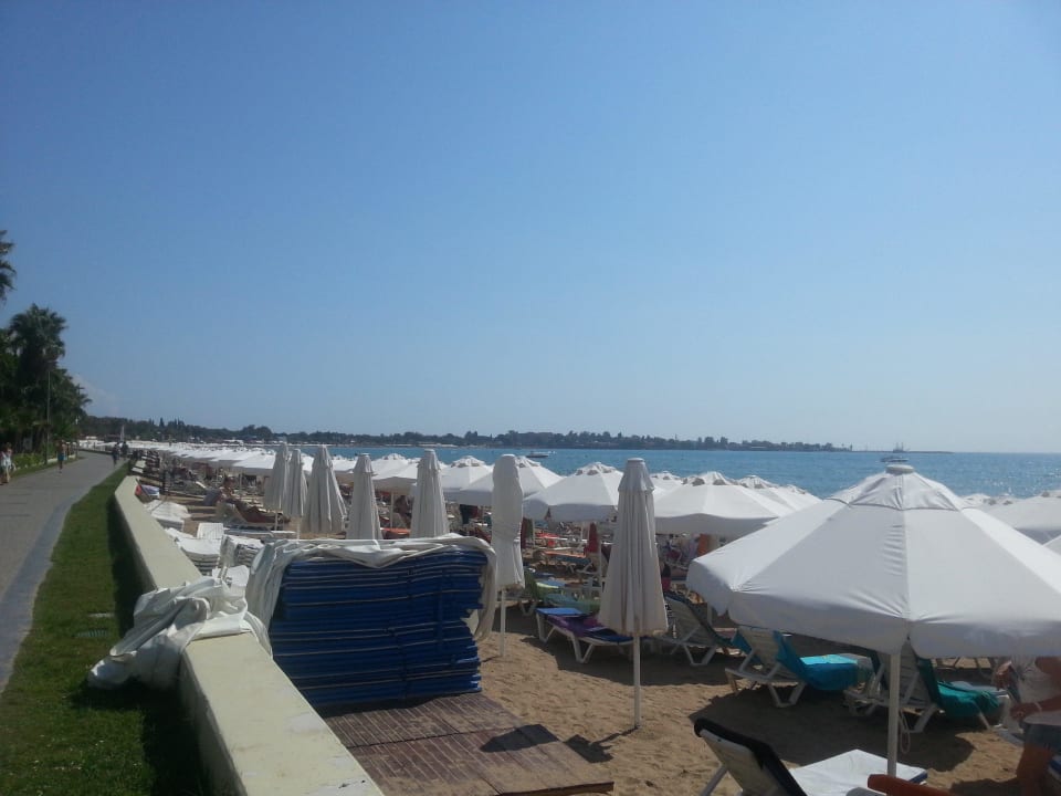 Blick über den Strand mit Promenade Hotel Sirma