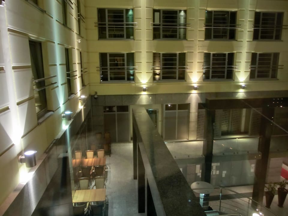 Nächtlicher Ausblick in den Atrium Wyndham Wroclaw Old Town