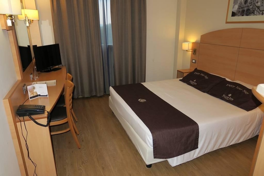 Schlafbereich mit Schreibtisch Tulip Inn Turin West