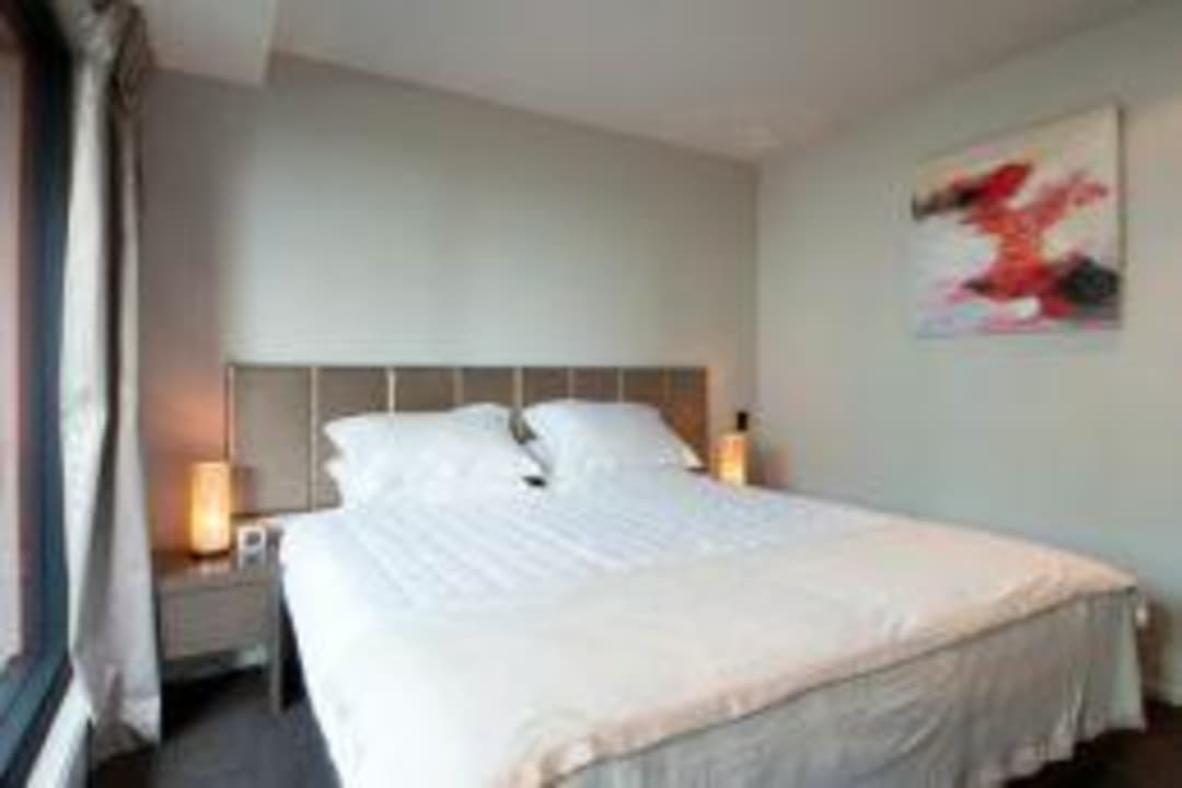 Spacious modern bedroom Celestion Waldorf Apartments Hotel